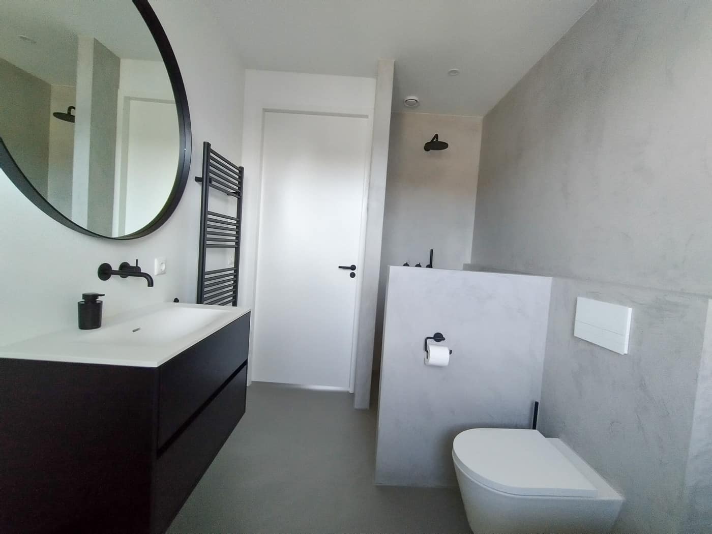 Lichte badkamer met beton-ciréwanden