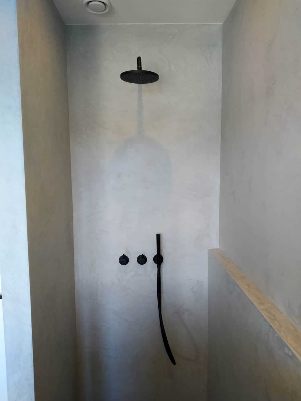 Beton ciré in een lichte badkamer